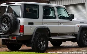 Toyota Land Cruiser 76 image 2