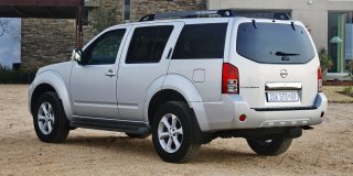 NISSAN PATHFINDER 3.0 DCI V6 4x4 LE Navigation Tiptro October 2010